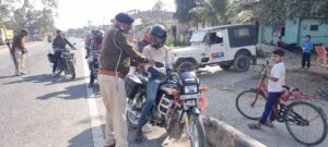 चौतरवा में पुलिस की कड़ी वाहन जांच, नियम तोड़ने वालों से ₹10,000 जुर्माना वसूला