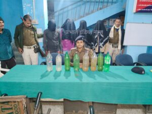 लौरिया पुलिस की कार्रवाई: 16 लीटर देसी चुलाई शराब जब्त, चार आरोपी धराए।